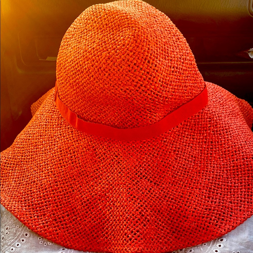 Hat H&M, paper straw